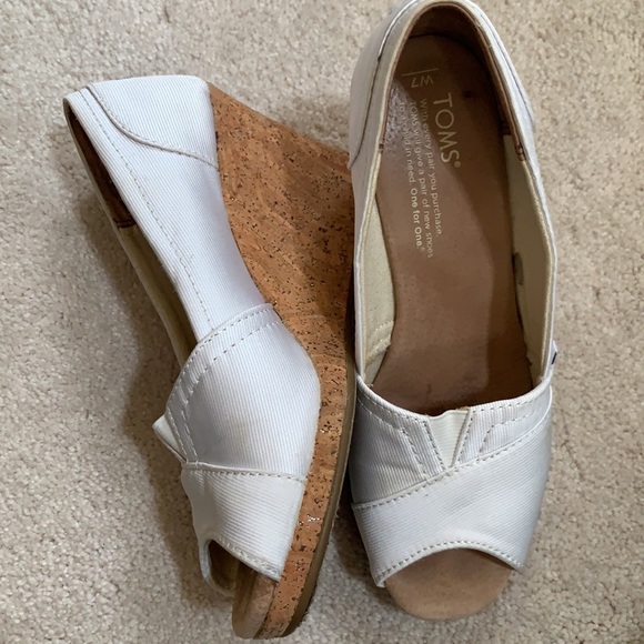 TOMS women wedges size 7 GUC due to white only ! - Picture 2 of 10